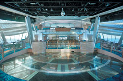 Die Viking Crown Lounge auf der Royal Caribbean Vision of the Seas